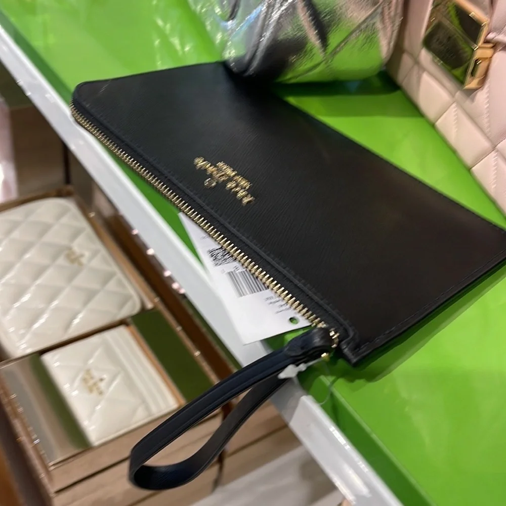 Kate Spade Lucy Medium L-Zip Wristlet
COLOR:
Black (Non Glitter)
NWT - Picture 9 of 16